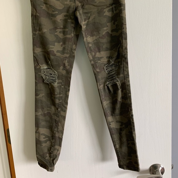 American Eagle Ripped Camo Skinny Jeans - Picture 2 of 2